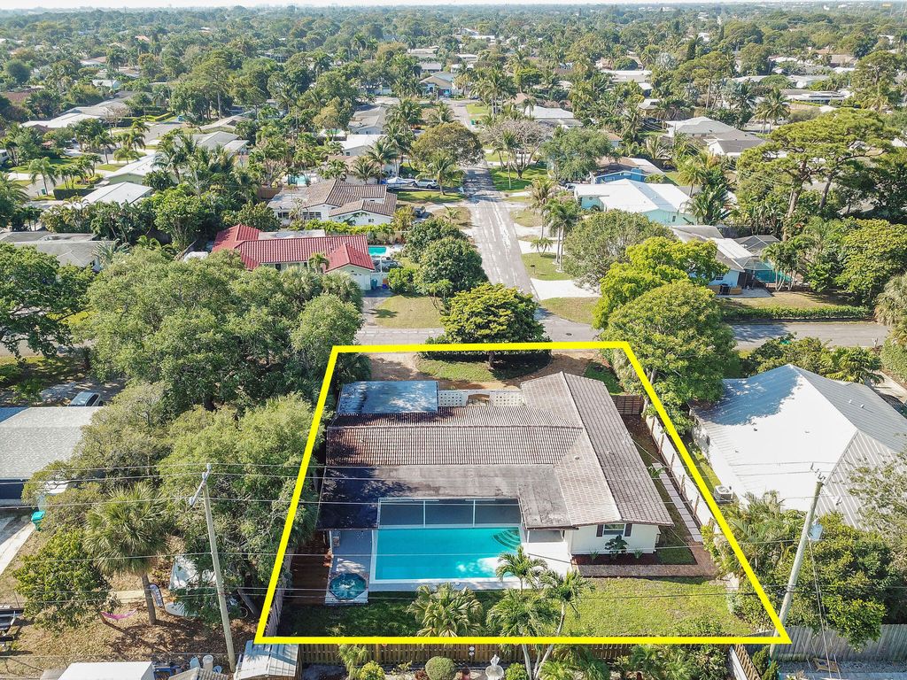Photo of 711 SW 25th Place, Boynton Beach, FL 33435 (MLS # B26024922)