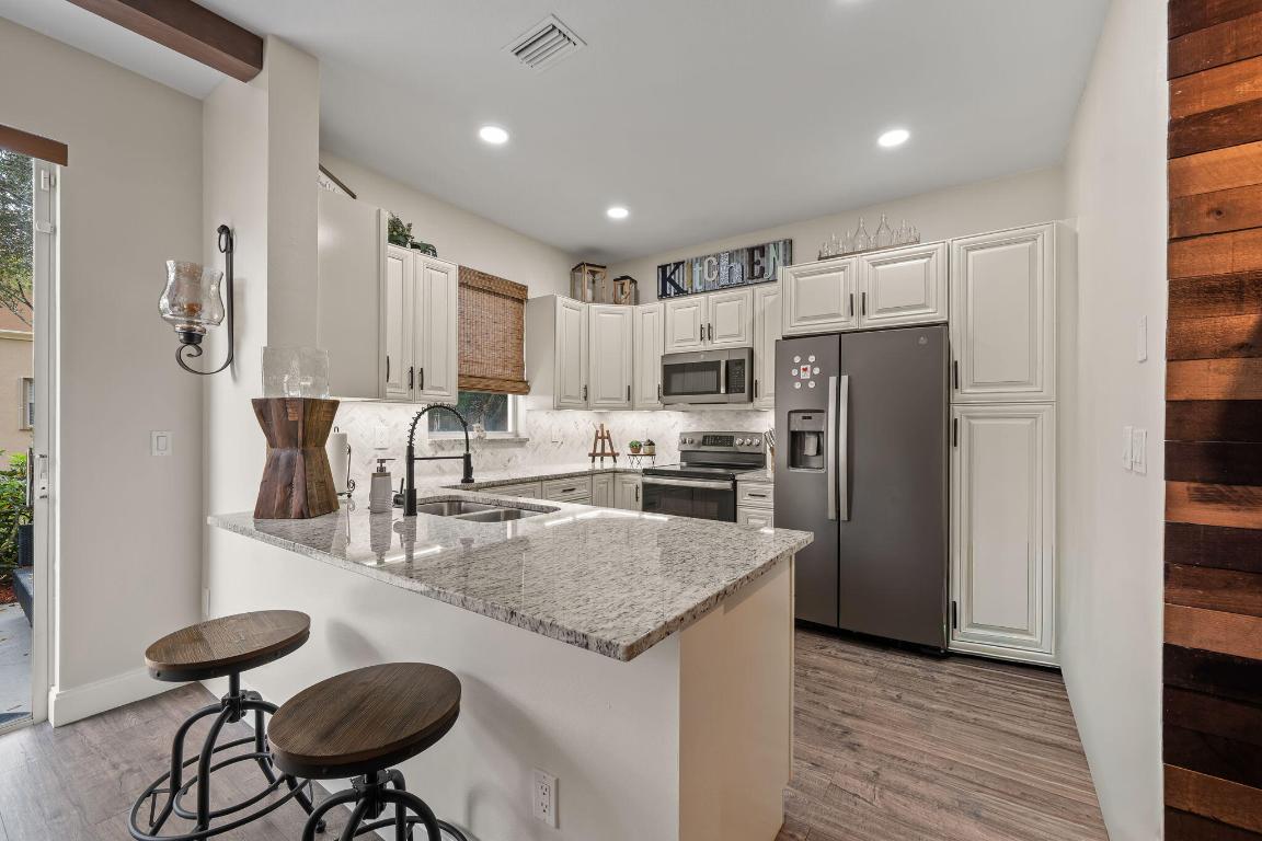 SEMINOLE ESTATES & TOWNHOMES - Residential Lease