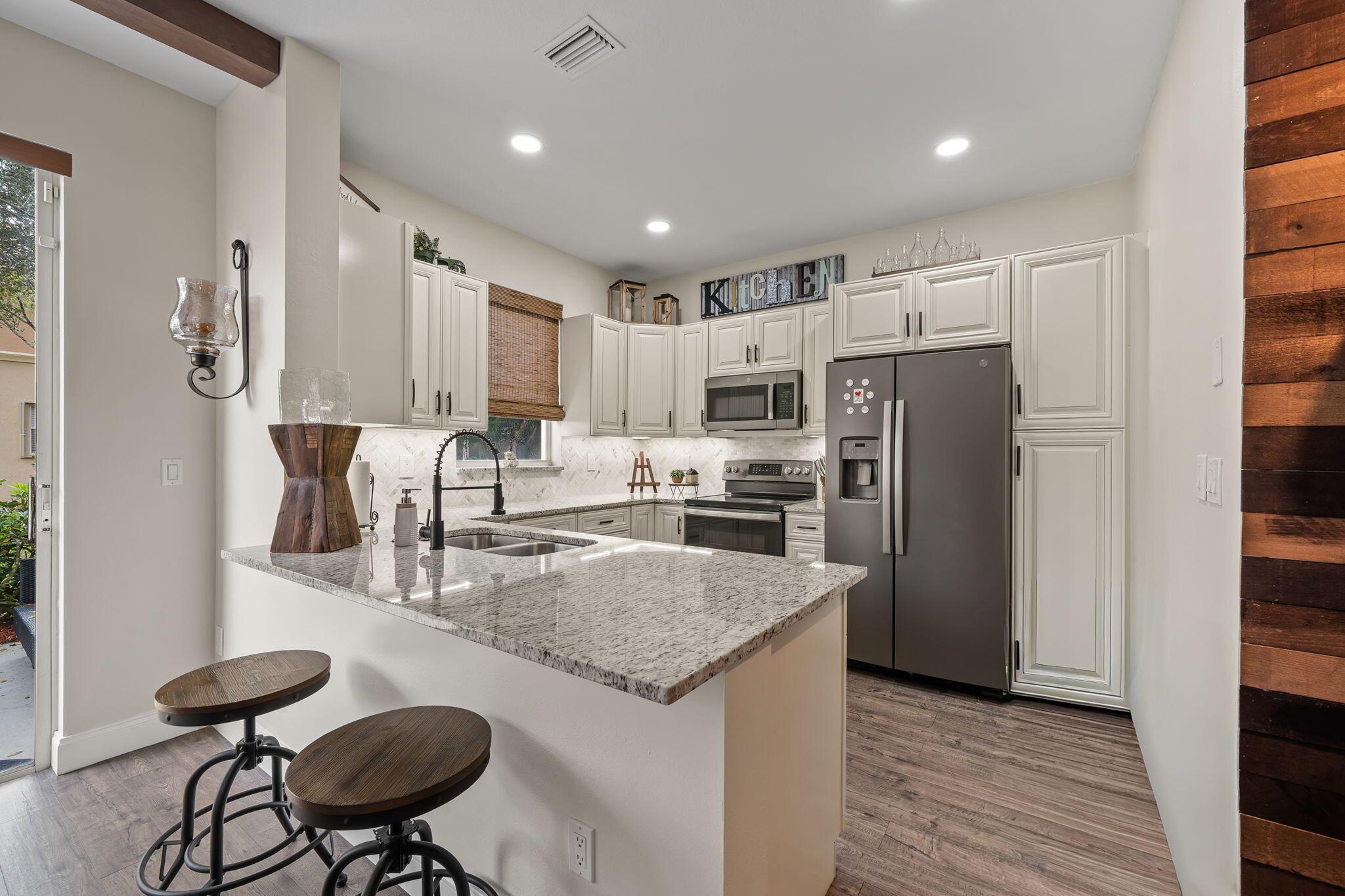 SEMINOLE ESTATES & TOWNHO - Residential Lease