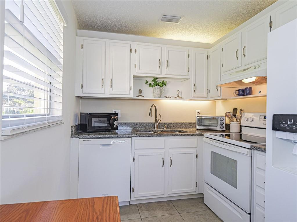 VISTA ROYALE - Residential Lease