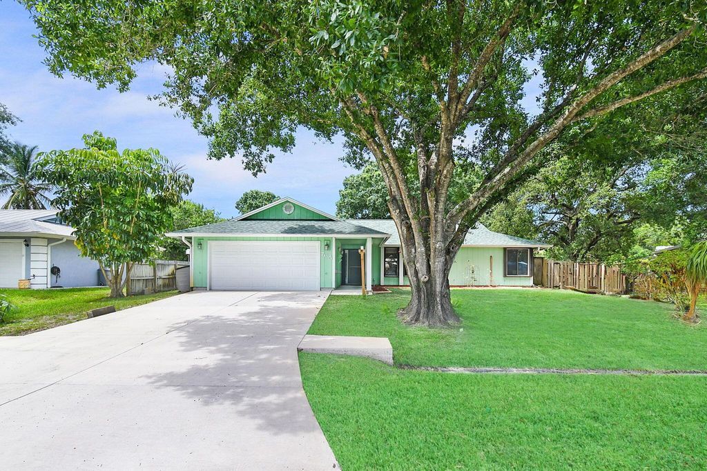 Photo of 765 SE Evans Avenue, Port Saint Lucie, FL 34984 (MLS # R10997603)