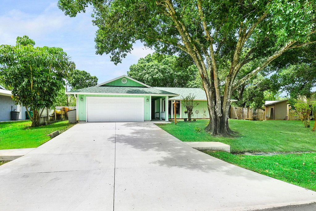 Photo of 765 SE Evans Avenue, Port Saint Lucie, FL 34984 (MLS # R10997603)