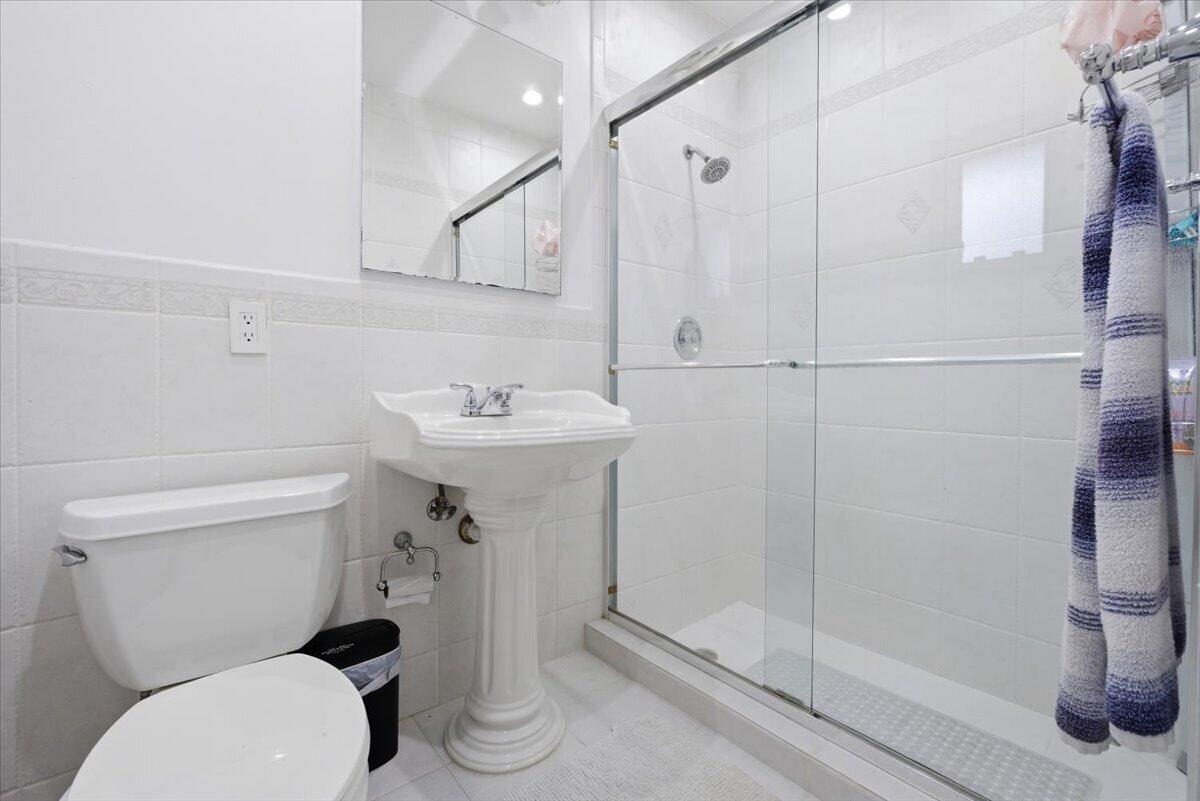 HIGHLAND LAKES SEC 1 - Residential Lease