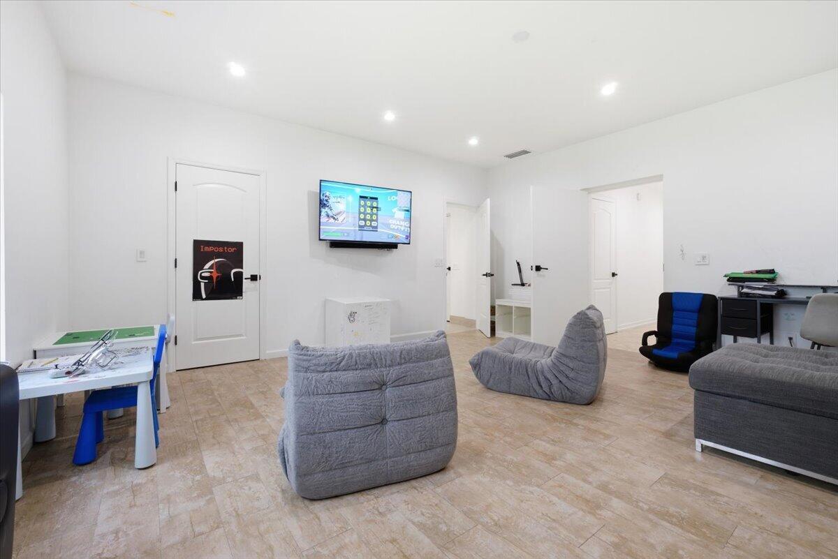 HIGHLAND LAKES SEC 1 - Residential Lease