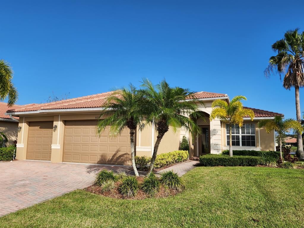 Photo of 822 Bent Creek Drive, Fort Pierce, FL 34947 (MLS # R10852148)