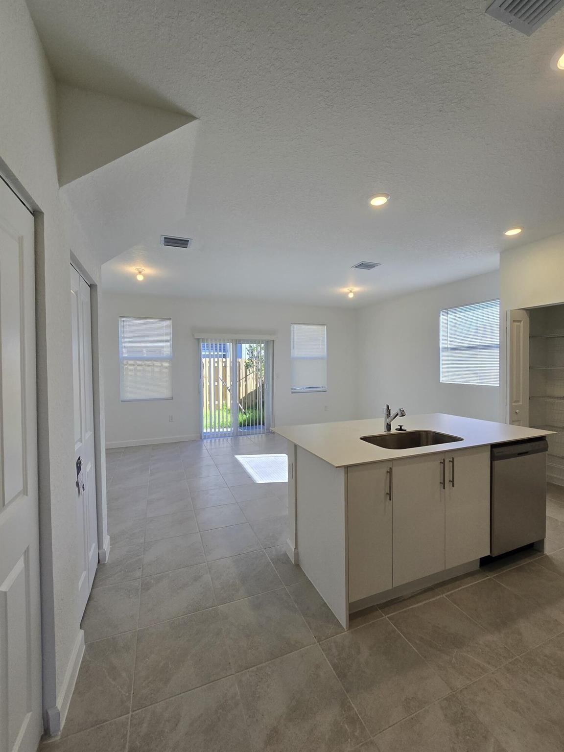 LOT 6 BLK 42 - Residential Lease