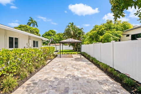 Tiny photo for 6131 SW 8th Street, Plantation, FL 33317 (MLS # B26051729)
