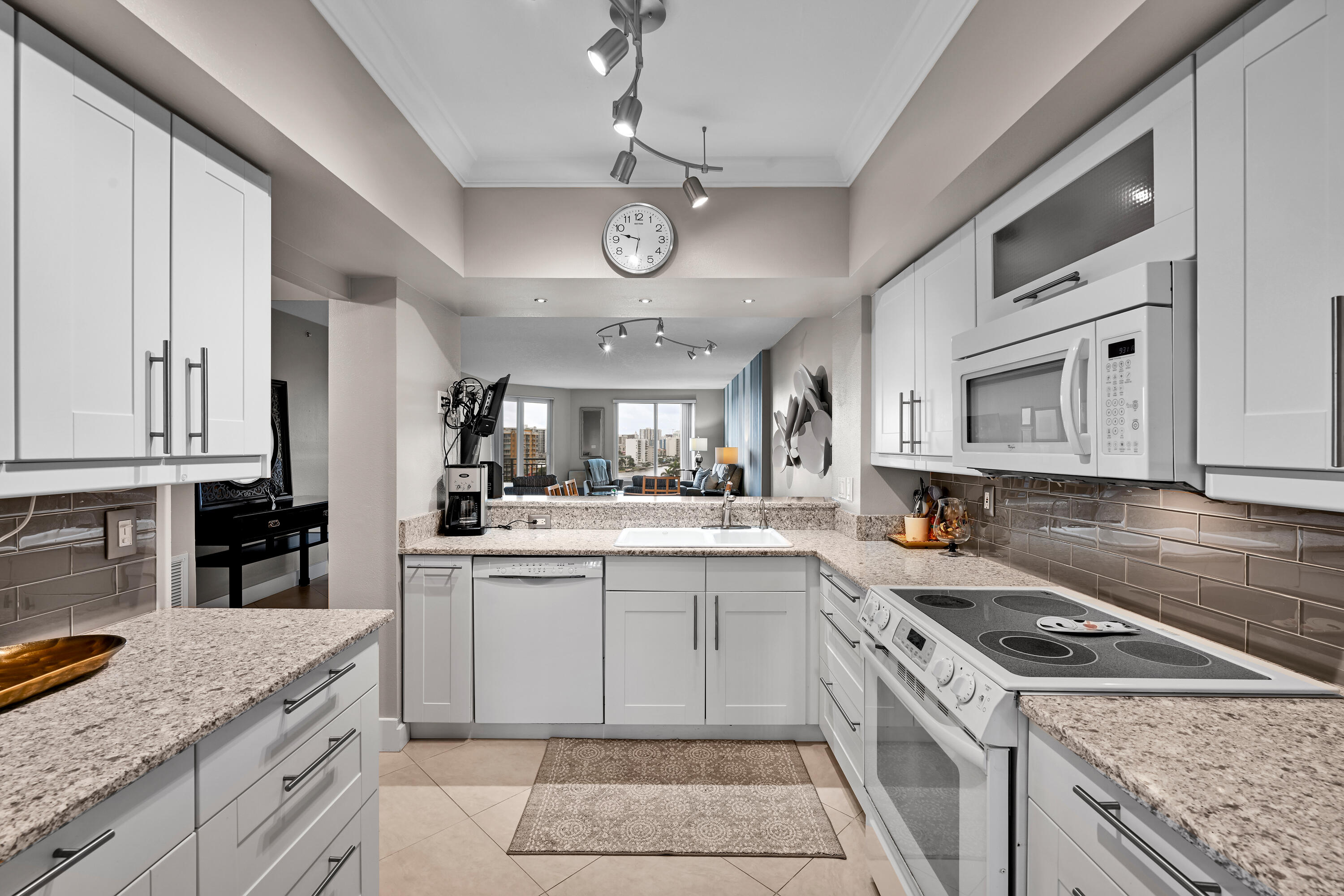 2880 NE 14th St Causeway 808