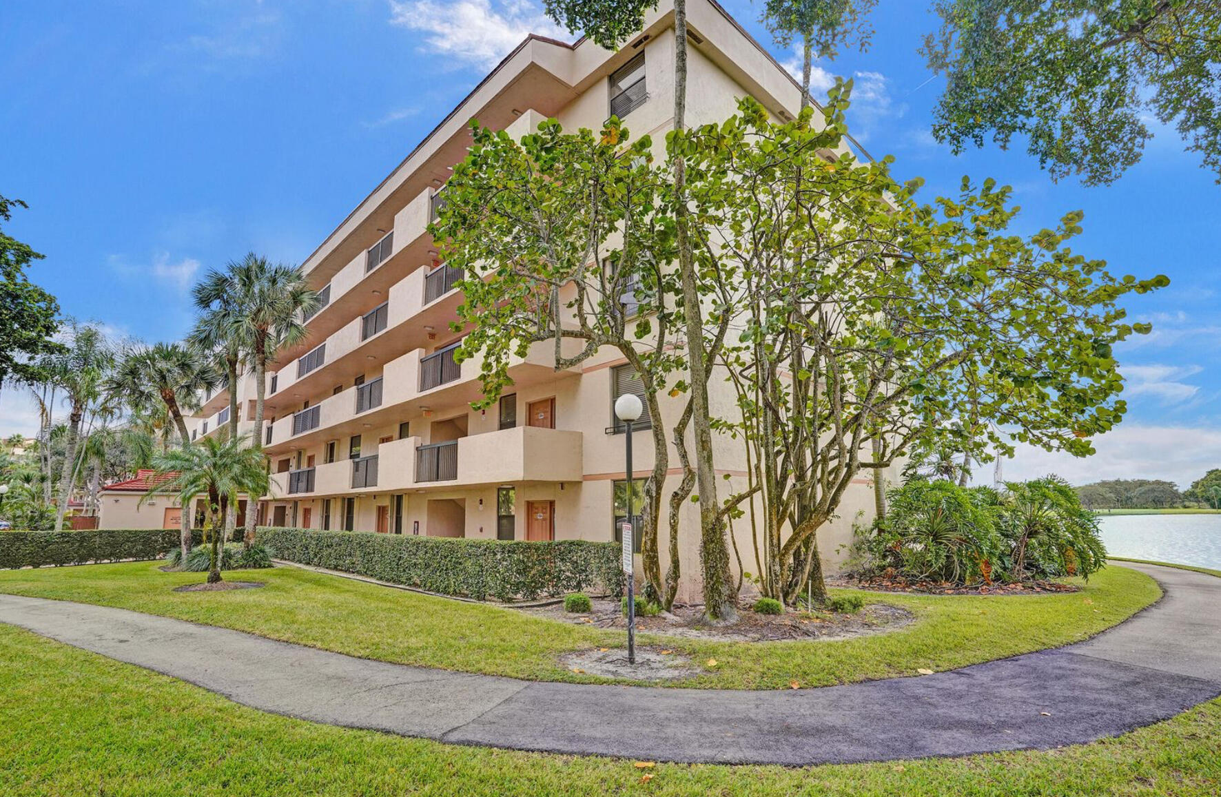 APPLEWOOD VILLAGE II-F CONDO - Residential