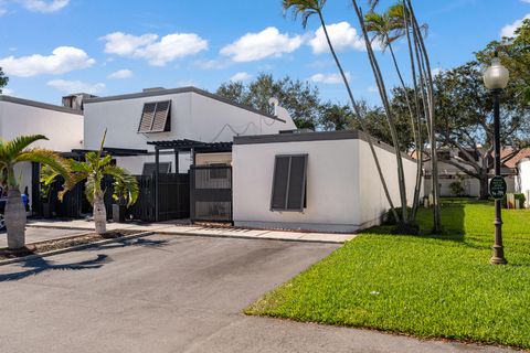 Photo of 1340 E Golfview Drive, Pembroke Pines, FL 33026 (MLS # R11162677)