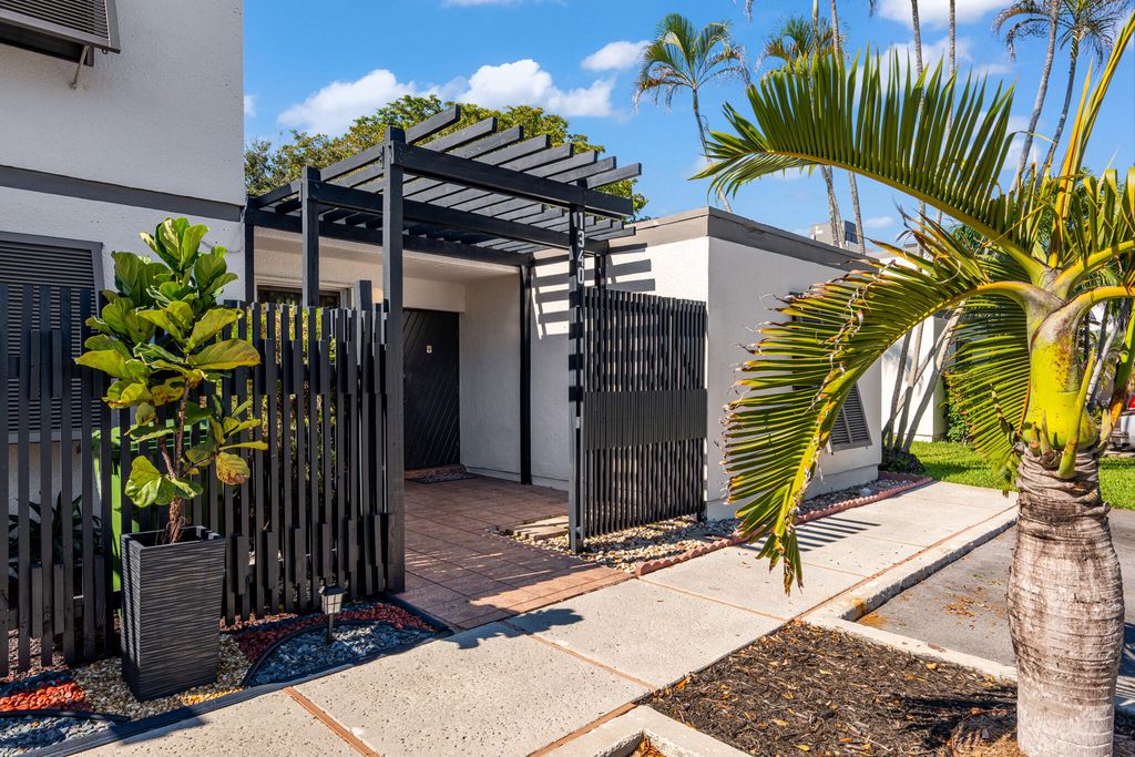 Photo of 1340 E Golfview Drive, Pembroke Pines, FL 33026 (MLS # R11162677)