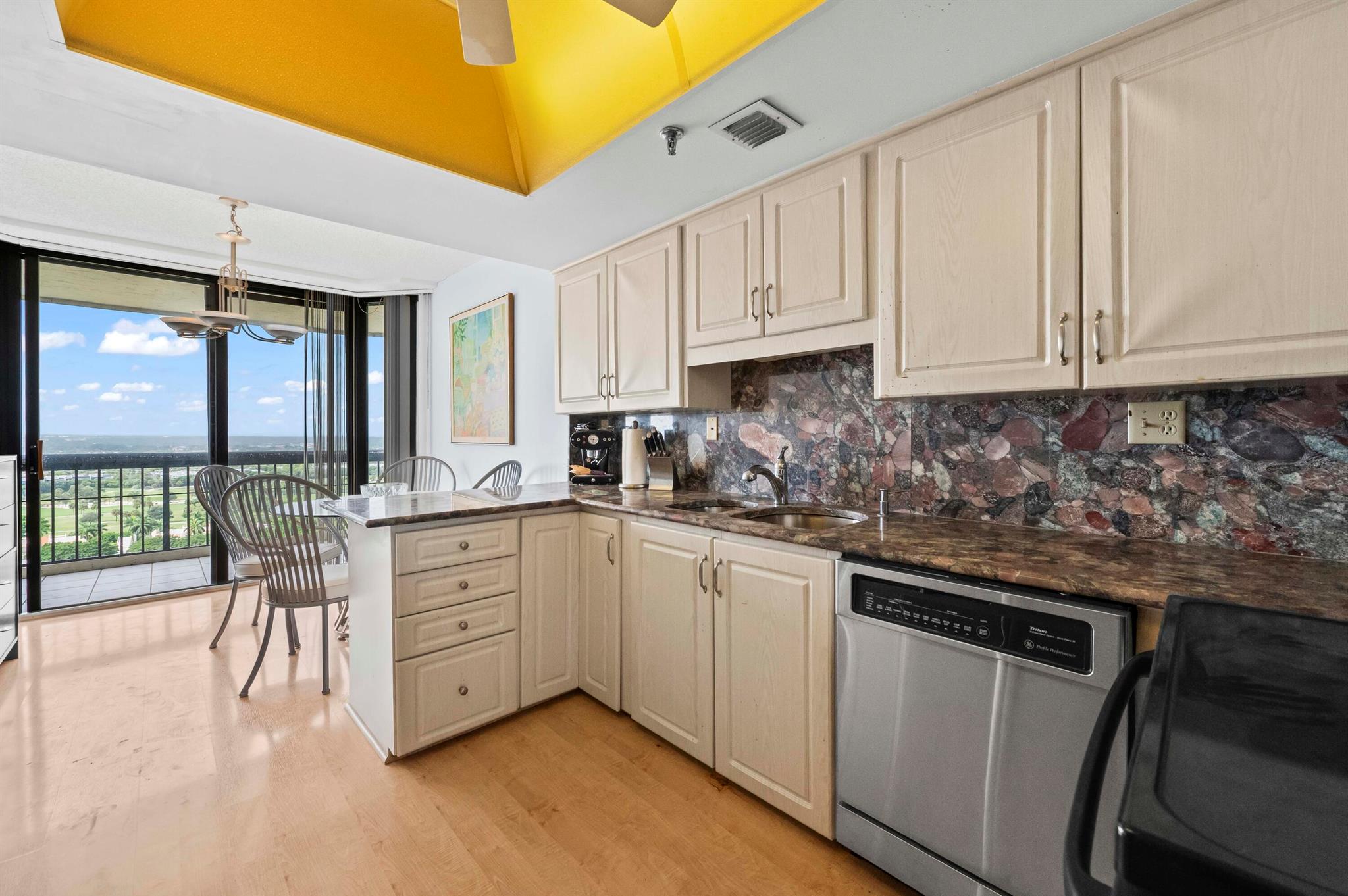 CONSULATE CONDO - Residential