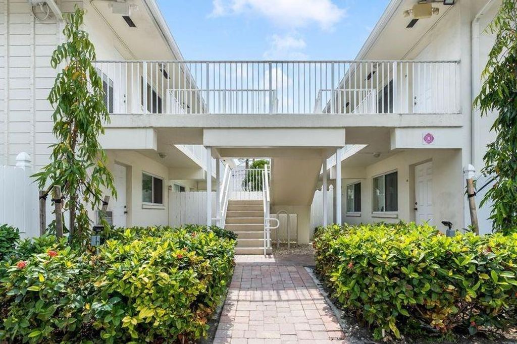 Photo of 1856 NE 46th Street #F3, Fort Lauderdale, FL 33308 (MLS # F10493282)