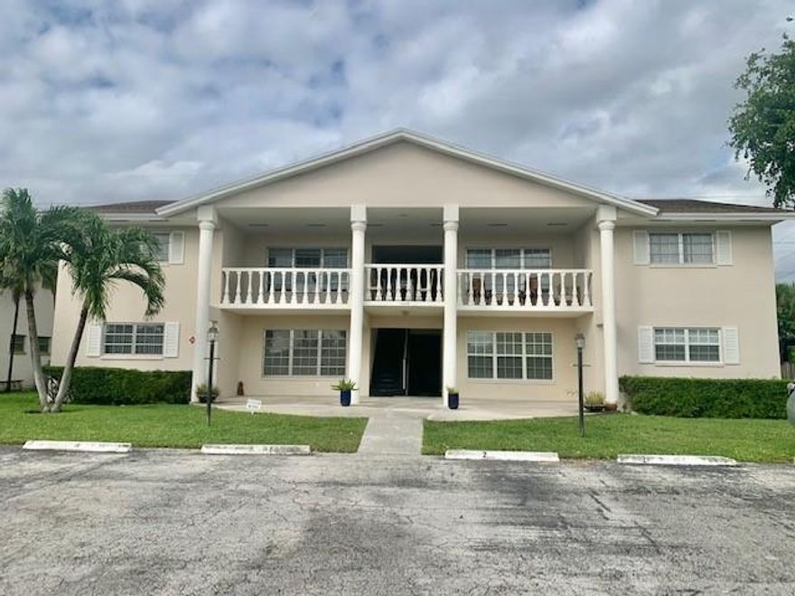 Large Two Bedroom, plus Den and Two Bathrooms. This is a four unit complex on a quiet cul-de-sac. Close to highways, a few miles to the Beach and to 'The Drive' in Wilton Manors. All Tile Throughout. Granite Counter Tops, Tankless Water Heater. Plenty of Parking. Pet friendly Complex. Large Two Bedroom, Two Bath plus Den or Ofiice in small four unit complex. Tile throughout. Granite counter tops. A few miles to the Beach, close to highways and 'The Drive' in Wilton Manors. Pet Friendly.