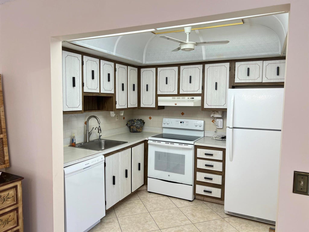 Photo of 704 Burgundy O, Delray Beach, FL 33484 (MLS # R10989589)