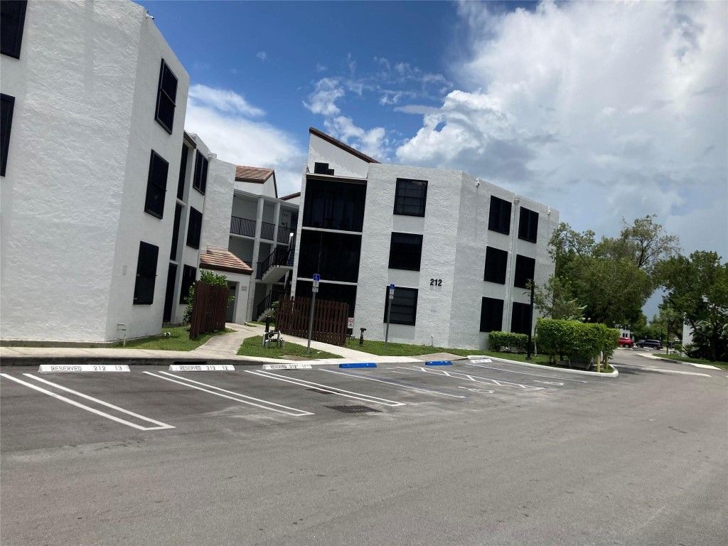 Photo of 212 Lake Pointe Drive #313, Oakland Park, FL 33309 (MLS # F10524692)