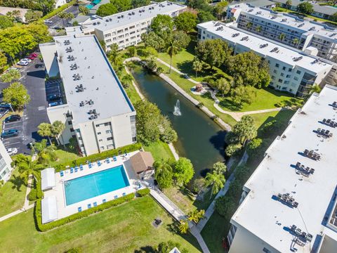 Tiny photo for 3138 Via Poinciana Dr #410, Lake Worth, FL 33467 (MLS # B26022351)