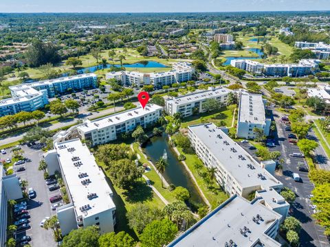 Tiny photo for 3138 Via Poinciana Dr #410, Lake Worth, FL 33467 (MLS # B26022351)