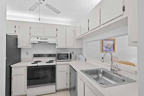 Tiny photo for 3138 Via Poinciana Dr #410, Lake Worth, FL 33467 (MLS # B26022351)