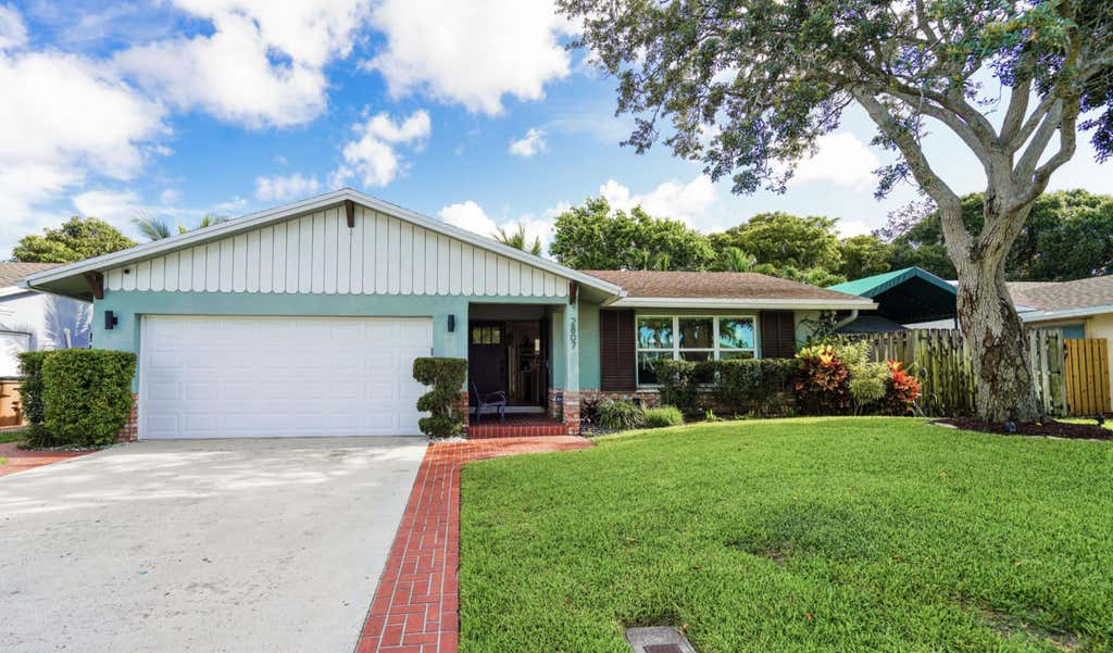 Photo of 2807 SW 13th Court, Deerfield Beach, FL 33442 (MLS # B26044782)