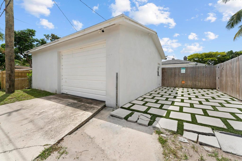 Photo of 727 Hampton Road #B, West Palm Beach, FL 33405 (MLS # B26017996)