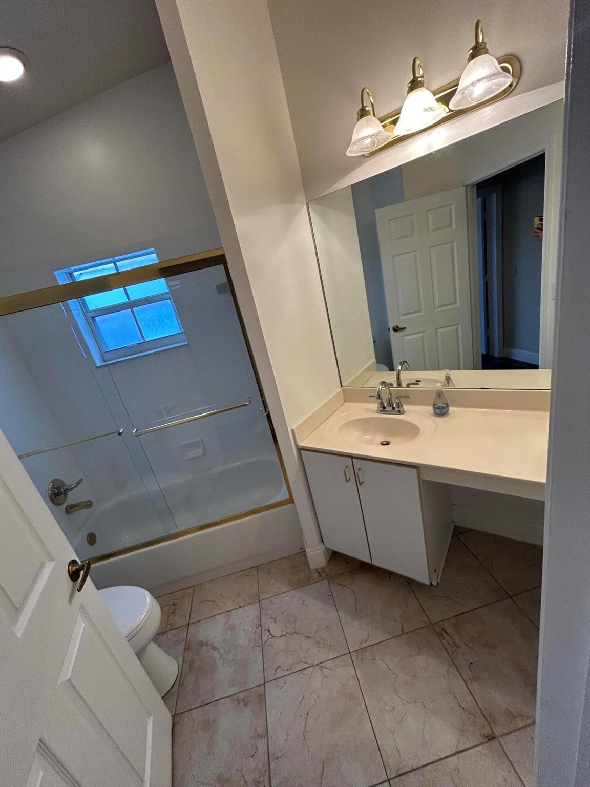 ABERDEEN 22 - Residential Lease