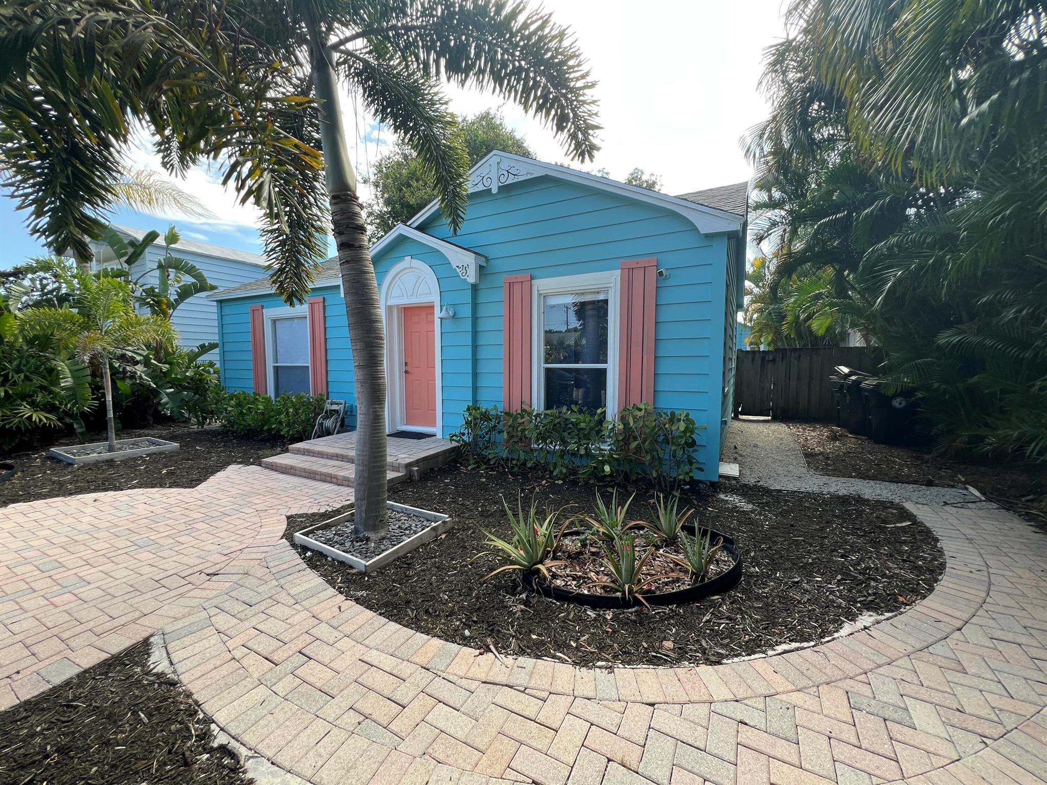 1021 N Palmway