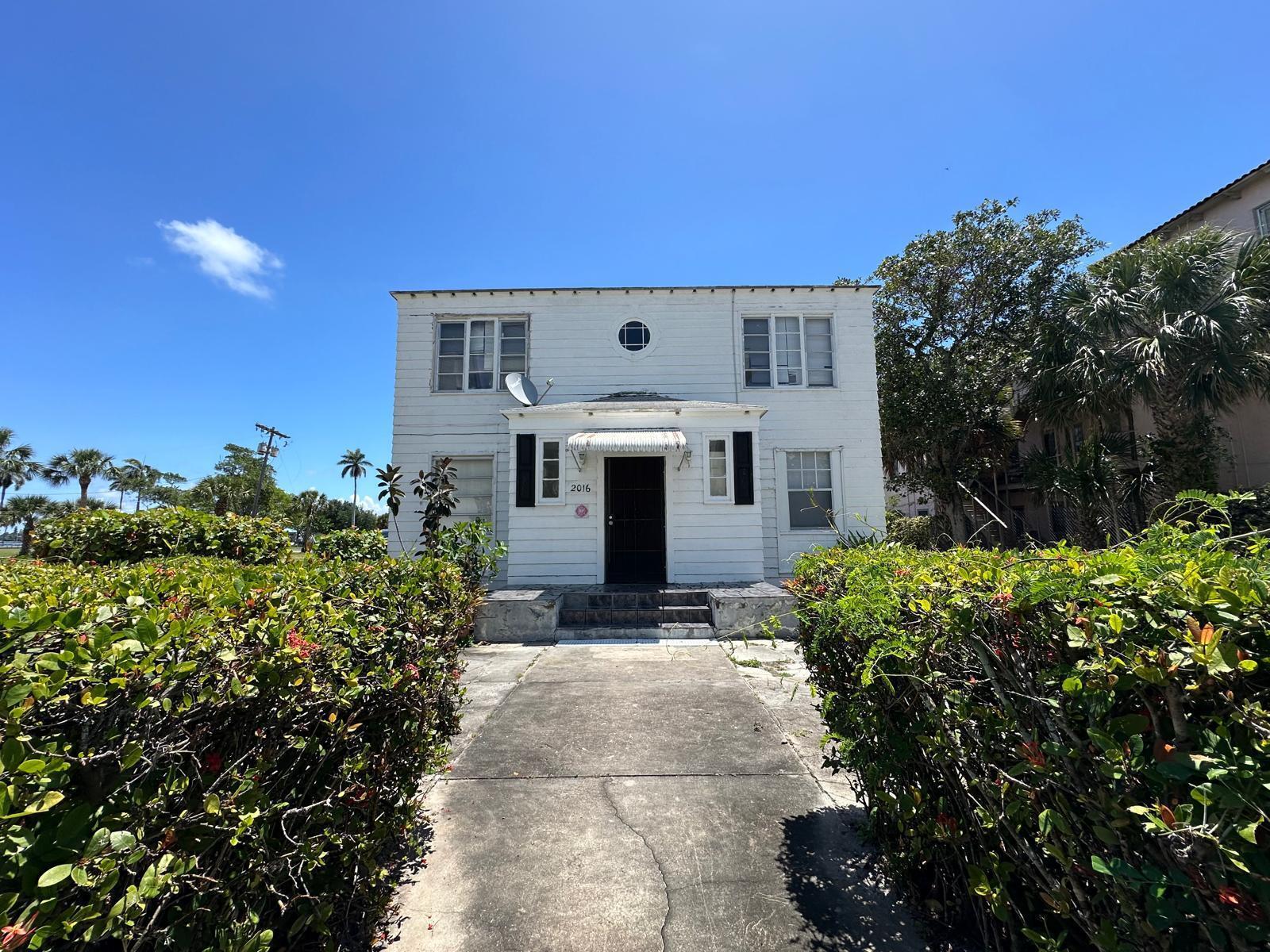 1 bedroom, 1 bathroom apartment is located in sunny West Palm Beach and is the perfect place to call home. With a spacious living area and bedroom, this apartment provides plenty of space for all your needs. The bathroom is well-maintained. Enjoy the convenience of street parking right outside your door, eliminating the need for a designated parking spot. The absence of an HOA means no additional fees or restrictions, allowing you to enjoy your space without any added stress. Located in the heart of South Florida, this apartment offers easy access to a variety of shopping, dining, and entertainment options.