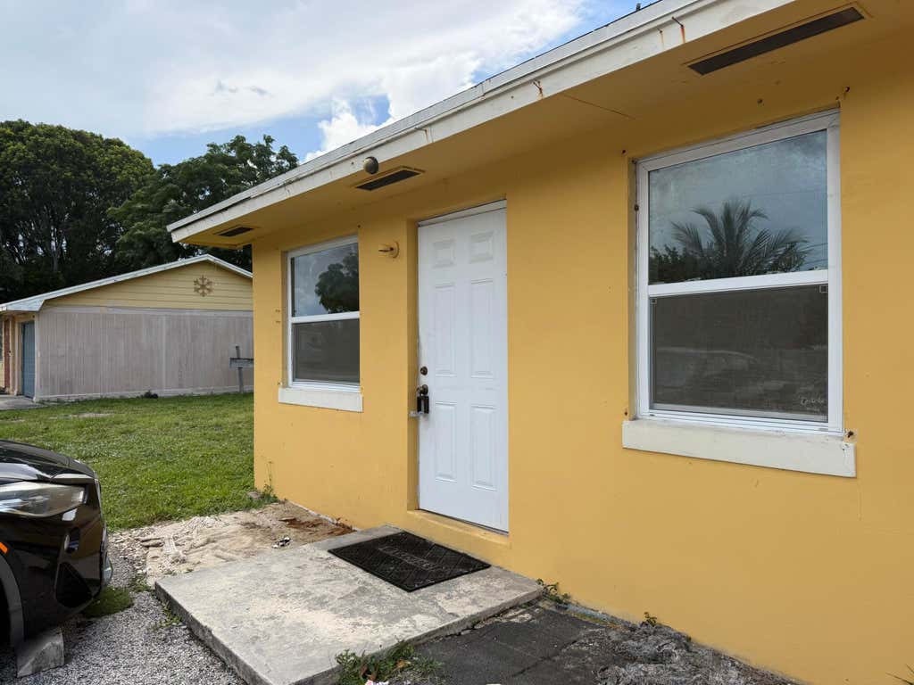Photo of 3654 Coconut Road, Palm Springs, FL 33461 (MLS # B26023889)