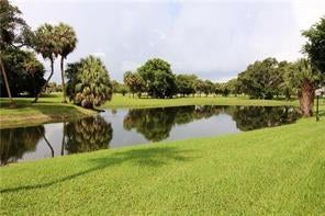 565 OAKS Lane 305