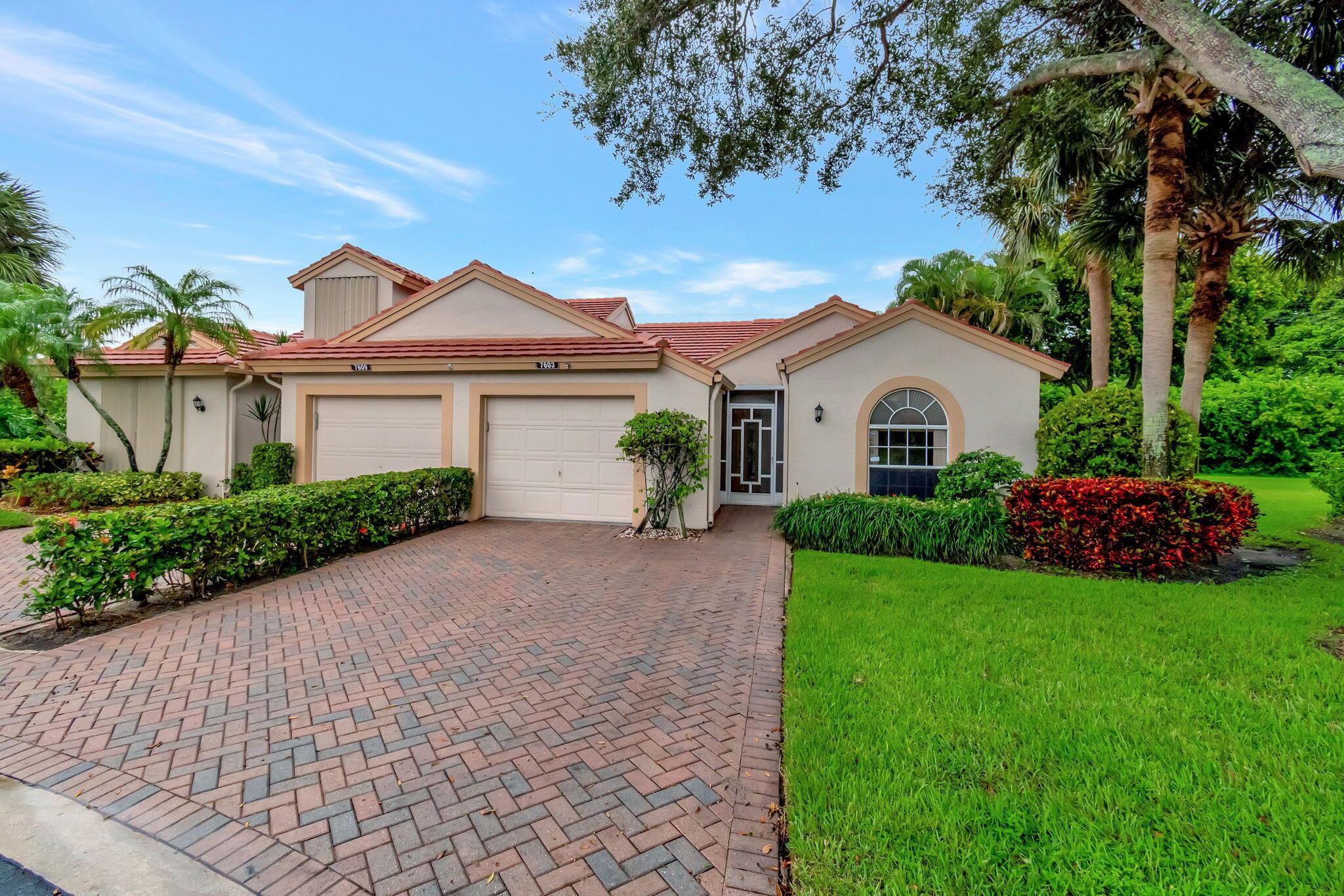 Make this Antigua Model on a cul-de-sac your own in the desirable community of Emerald Pointe.This villa has 2 bedrooms and 2 baths and a large size den or office room.Verl large glass enclosed 30 foot patio.Active clubhouse with exercise room, card rooms, ballroom with entertainment.Also have pickleball and tennis courts.Large heated pool with a hot tub.Great location in West Delray with shops and restaurants nearby.Close to Turnpike and 15 minutes from downtown Delray and beautiful beach.