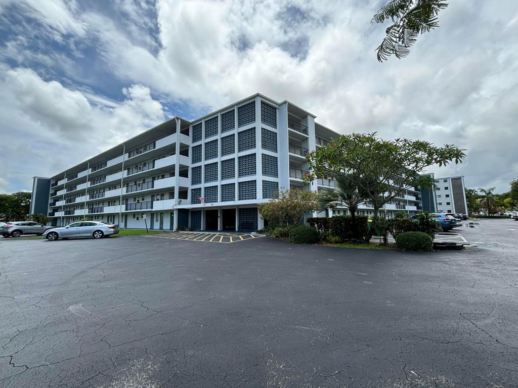 Photo of 950 Hillcrest DR #514, Hollywood, FL 33021 (MLS # B26031026)