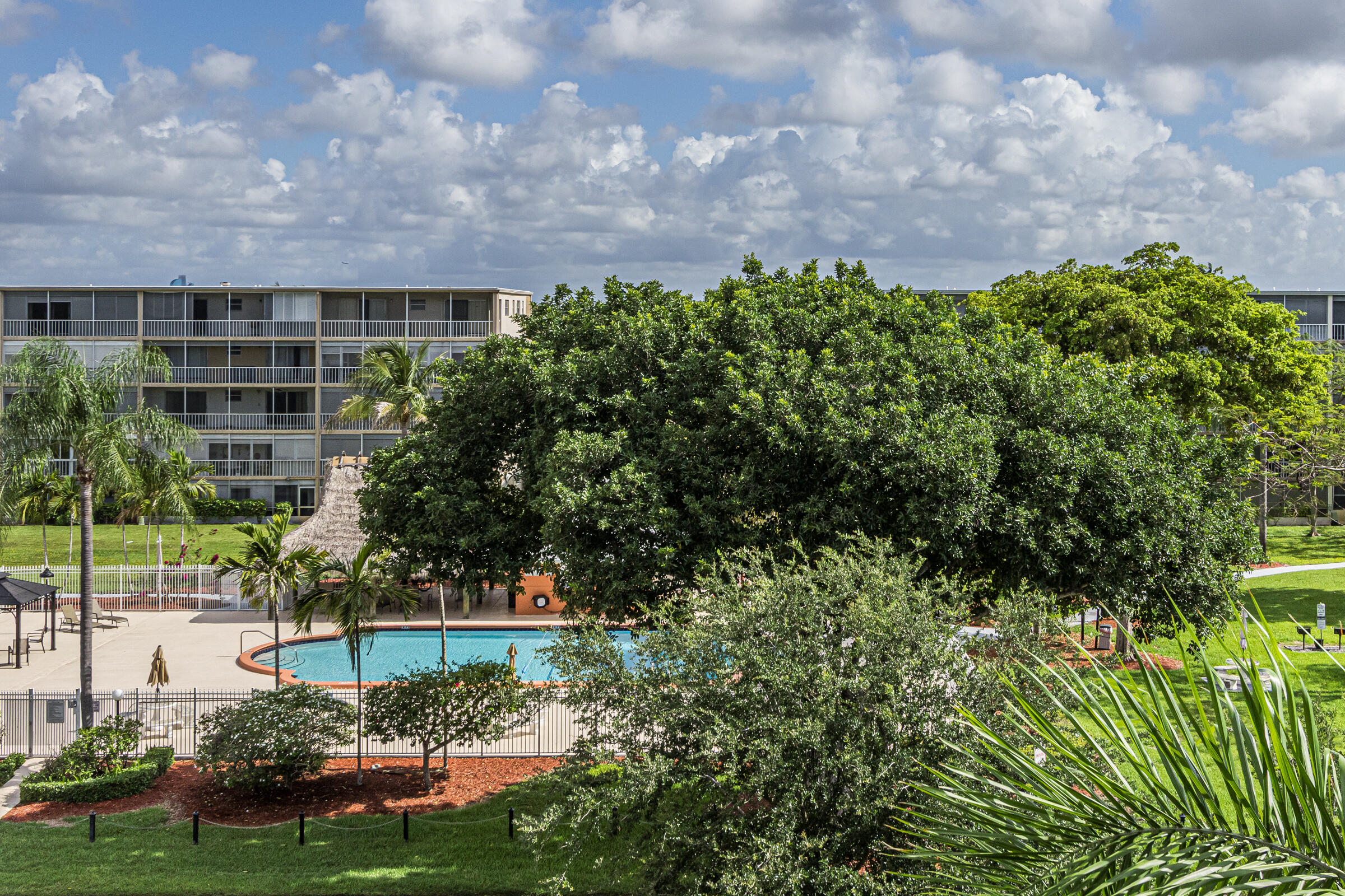 HILLCREST COUNTRY CLUB NO 16 - Residential