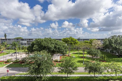 Tiny photo for 950 Hillcrest Drive #514, Hollywood, FL 33021 (MLS # B26031026)