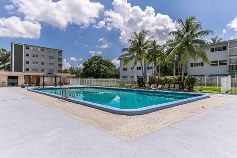 Tiny photo for 950 Hillcrest Drive #514, Hollywood, FL 33021 (MLS # B26031026)