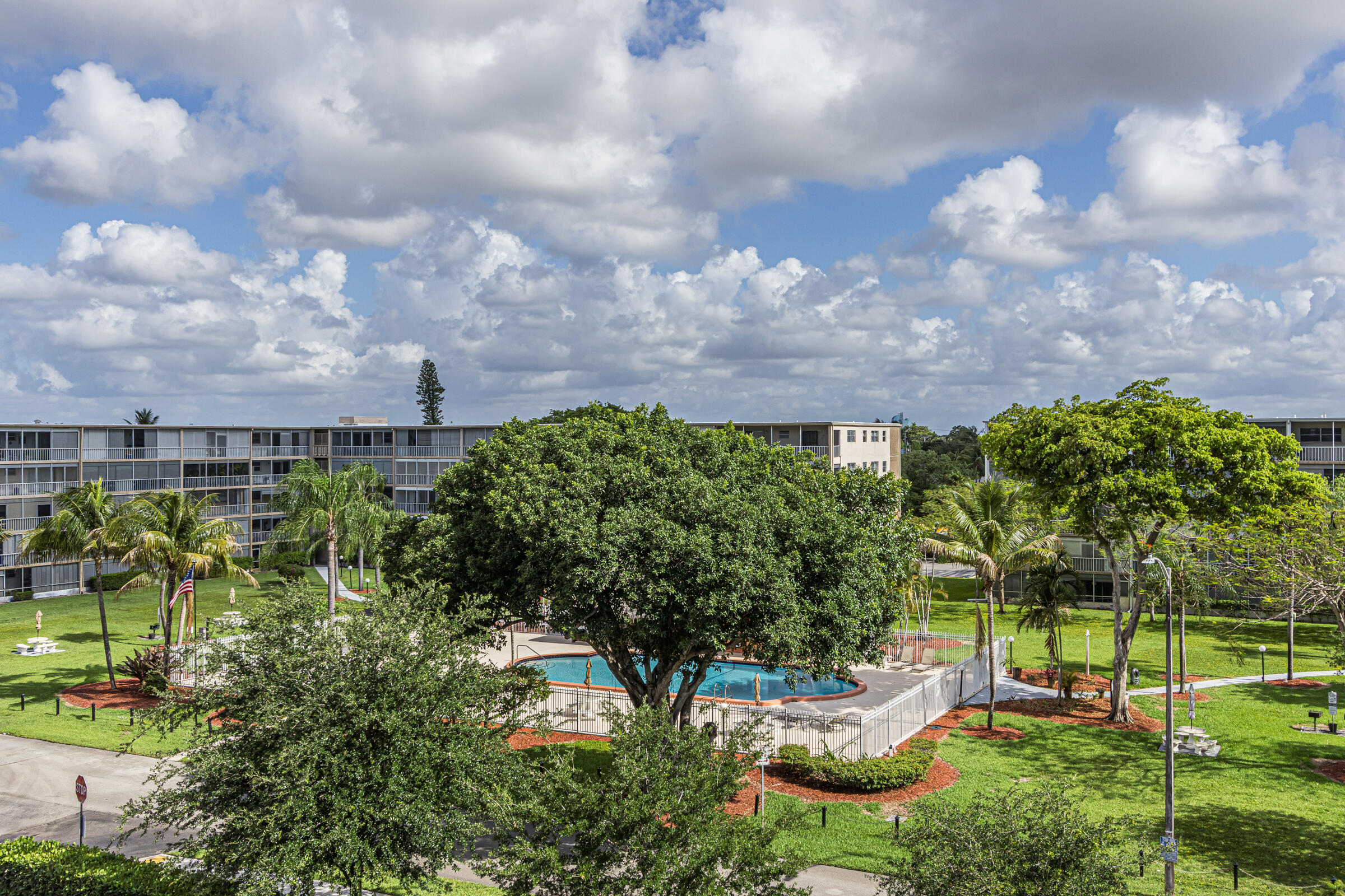 HILLCREST COUNTRY CLUB NO 16 - Residential