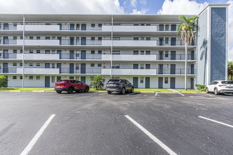 Tiny photo for 950 Hillcrest Drive #514, Hollywood, FL 33021 (MLS # B26031026)