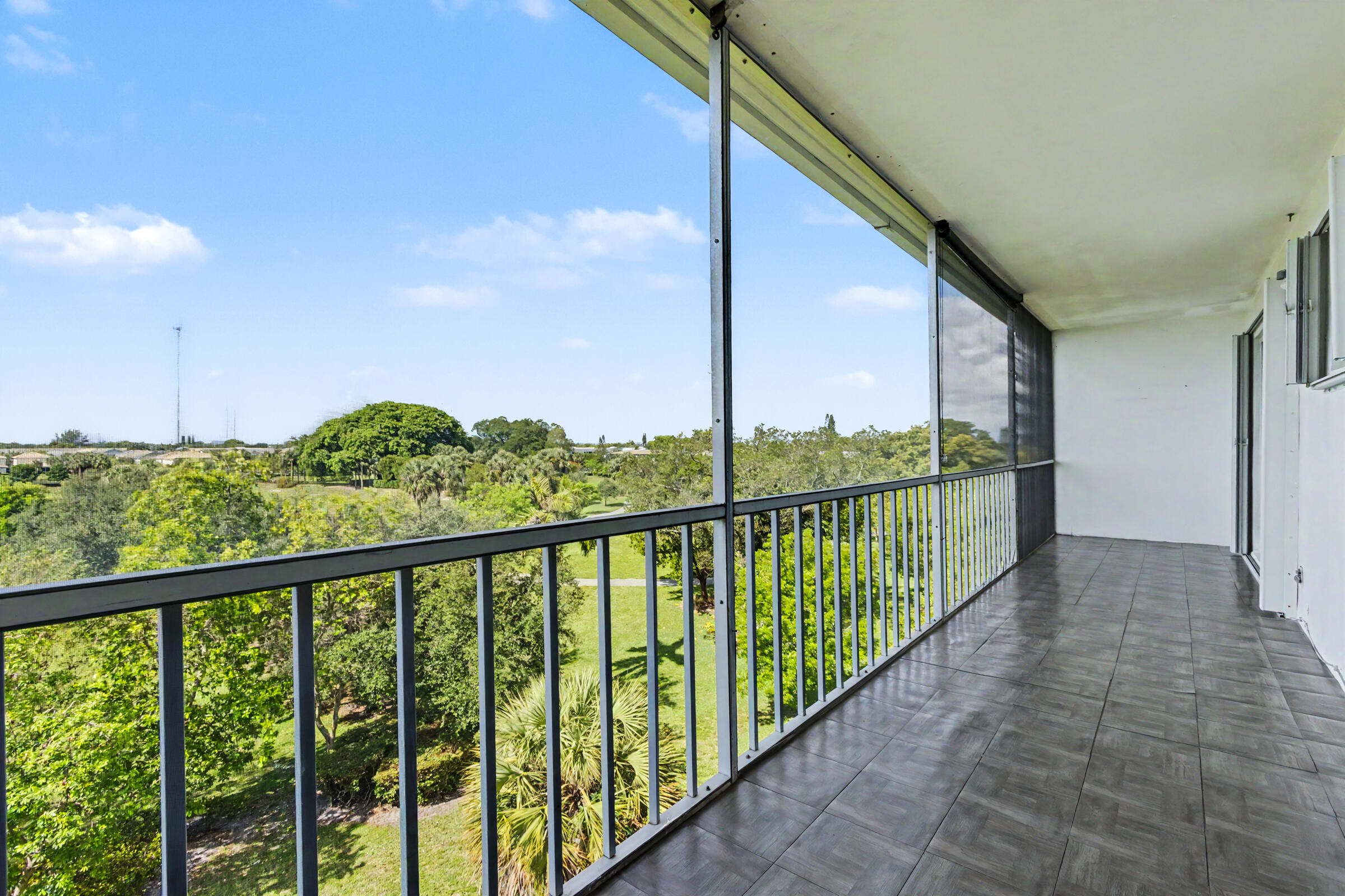 HILLCREST COUNTRY CLUB NO 16 - Residential