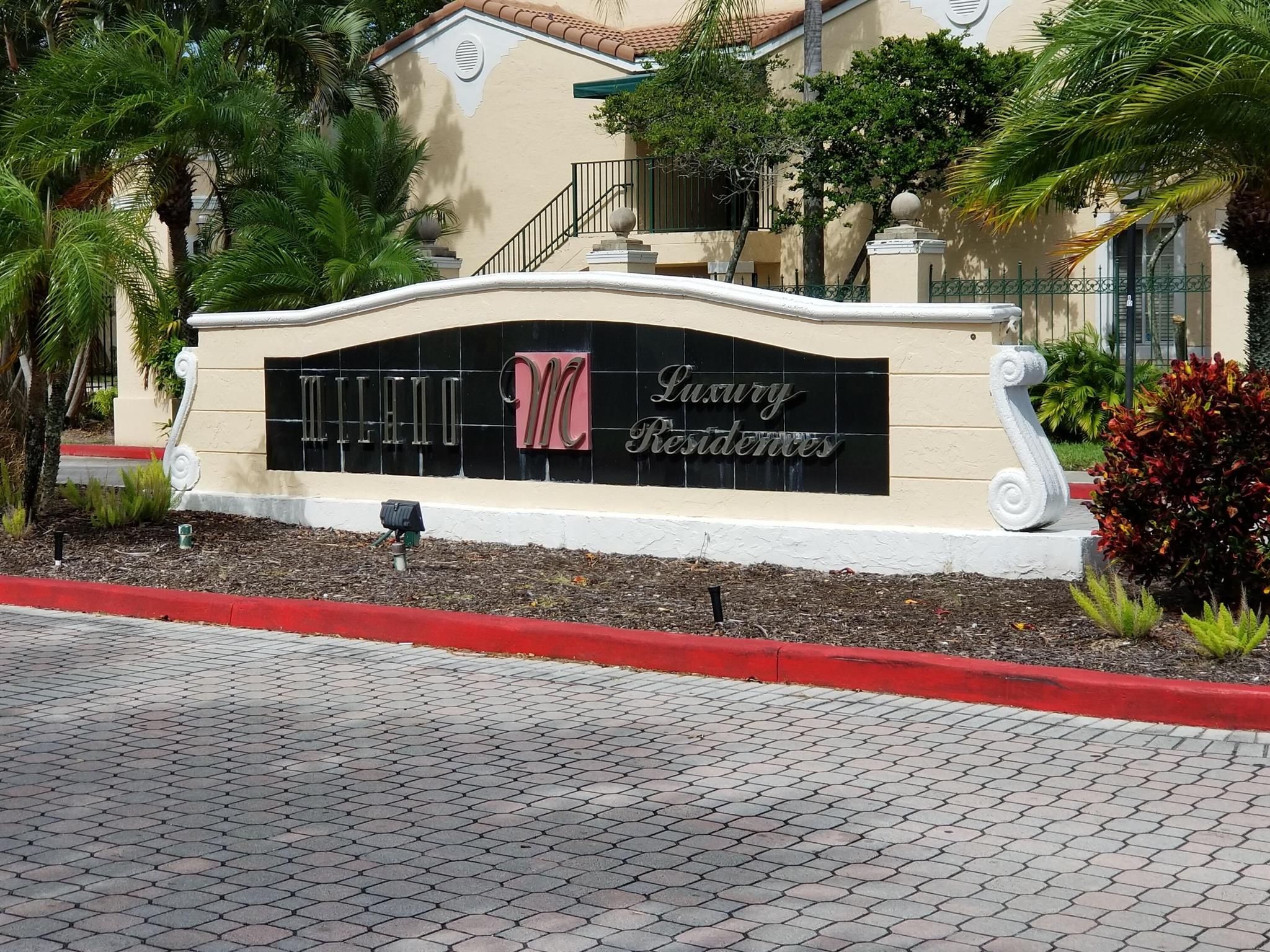 Great townhouse in Gated Community off Village, close to that West Palm has to offer.