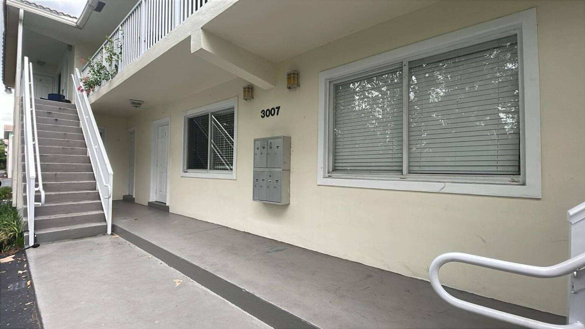 Welcome to this lovely ground floor 1 bedroom, 1 bathroom apartment located in Wilton Manors, Florida. This cozy and inviting apartment is perfect for those who want to experience the relaxed coastal lifestyle of one of South Florida's most charming cities.
As you enter the apartment, you'll immediately notice the bright and airy atmosphere. The kitchen is fully equipped with a refrigerator and stove.