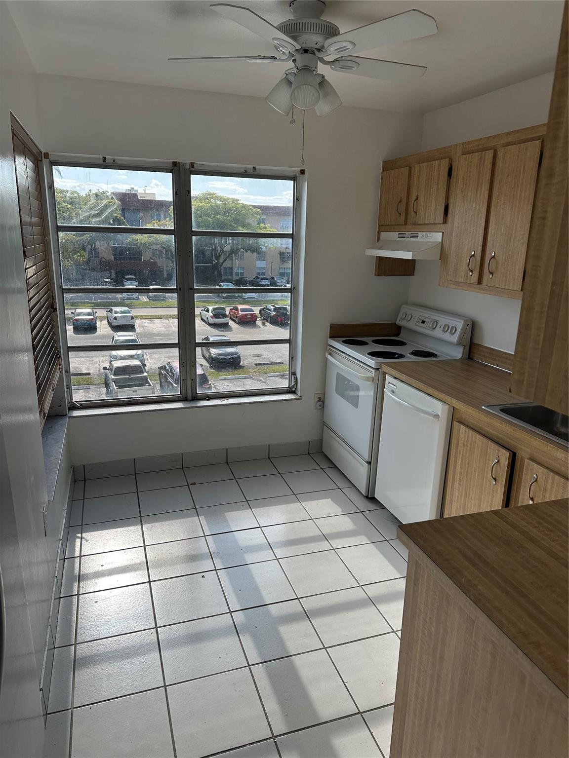 2 Bedroom and 2 Bathrooms Desirable Corner unit. New AC installled in 2022.
Stackable Washer/Dryer. All age community