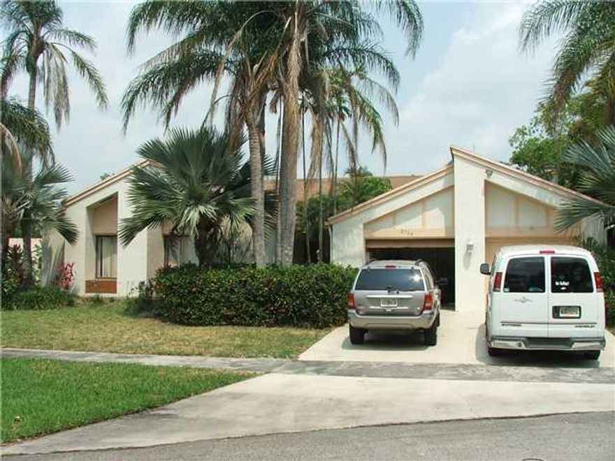 DESIRABLE DURBIN HOME IN SOUTH LAKE. QUARTZ STONE FIREPLACE, DOUBLE OVEN, LARGE FAMILY ROOM, SUNKEN LIVING ROOM, DIAMOND BRITE POOL, PAVERS, DOCK, LARGE MASTER SUITE.  PROERTY IS LOCATED ON A Quiet CUL-DE-SAC.