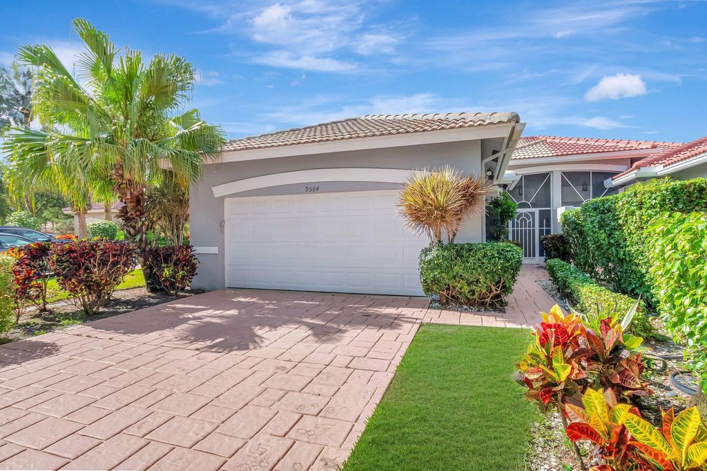 Photo of 9564 Crescent View Drive N, Boynton Beach, FL 33437 (MLS # R11088907)