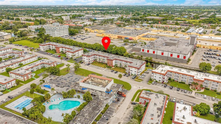 This One Bedroom and One full Bath unit offers easy maintenance and accessibility. Local and Community convenience to grocery stores, restaurants, shoppes, gyms, parks, Malls and Highways.