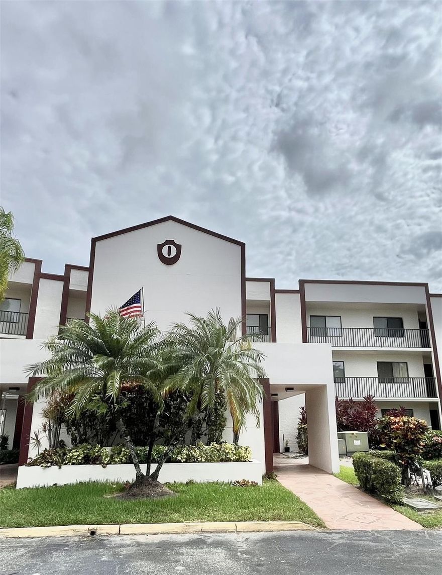 2 Bed, 2 Bath | Canal Views | 55+ CommunityEnjoy stunning canal views from this spacious 1,227 sq. ft. third-floor condo in Kings Point, Belfort—a premier 55+ HOPA-certified community with full amenities.Features:2 bedrooms, 2 full baths. Open living room & dining area with an extended den. Kitchen with a breakfast nook. Laundry room with full-size washer & dryer. Vacant • Ideal for active adults seeking a maintenance-free lifestyle in a vibrant community.  Also for sale, MLS # F10512668.