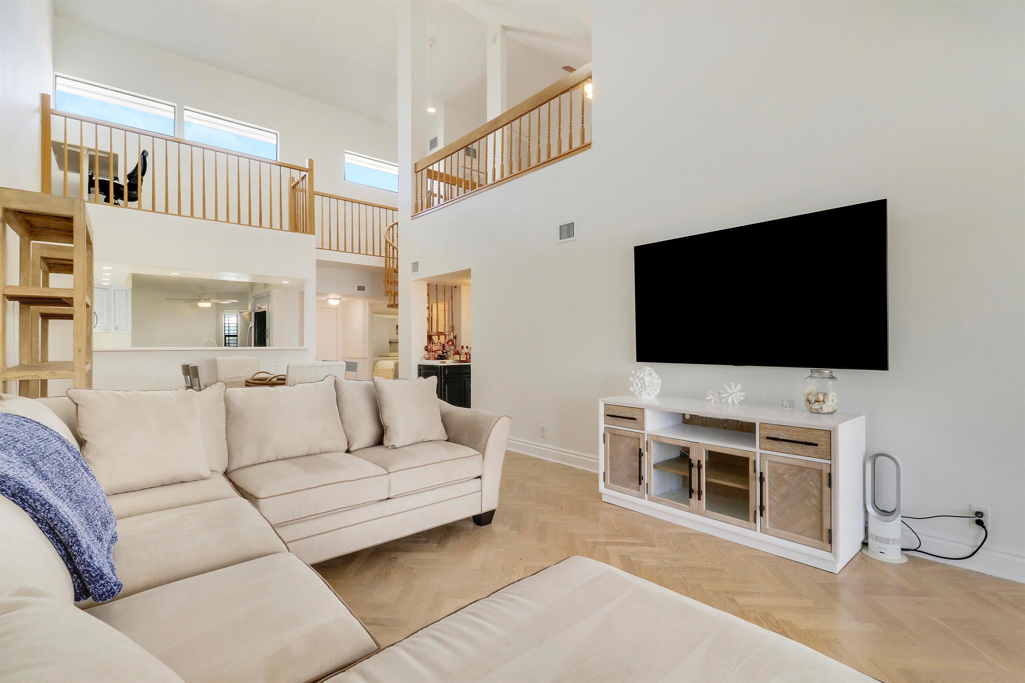 BAY COLONY - Residential Lease