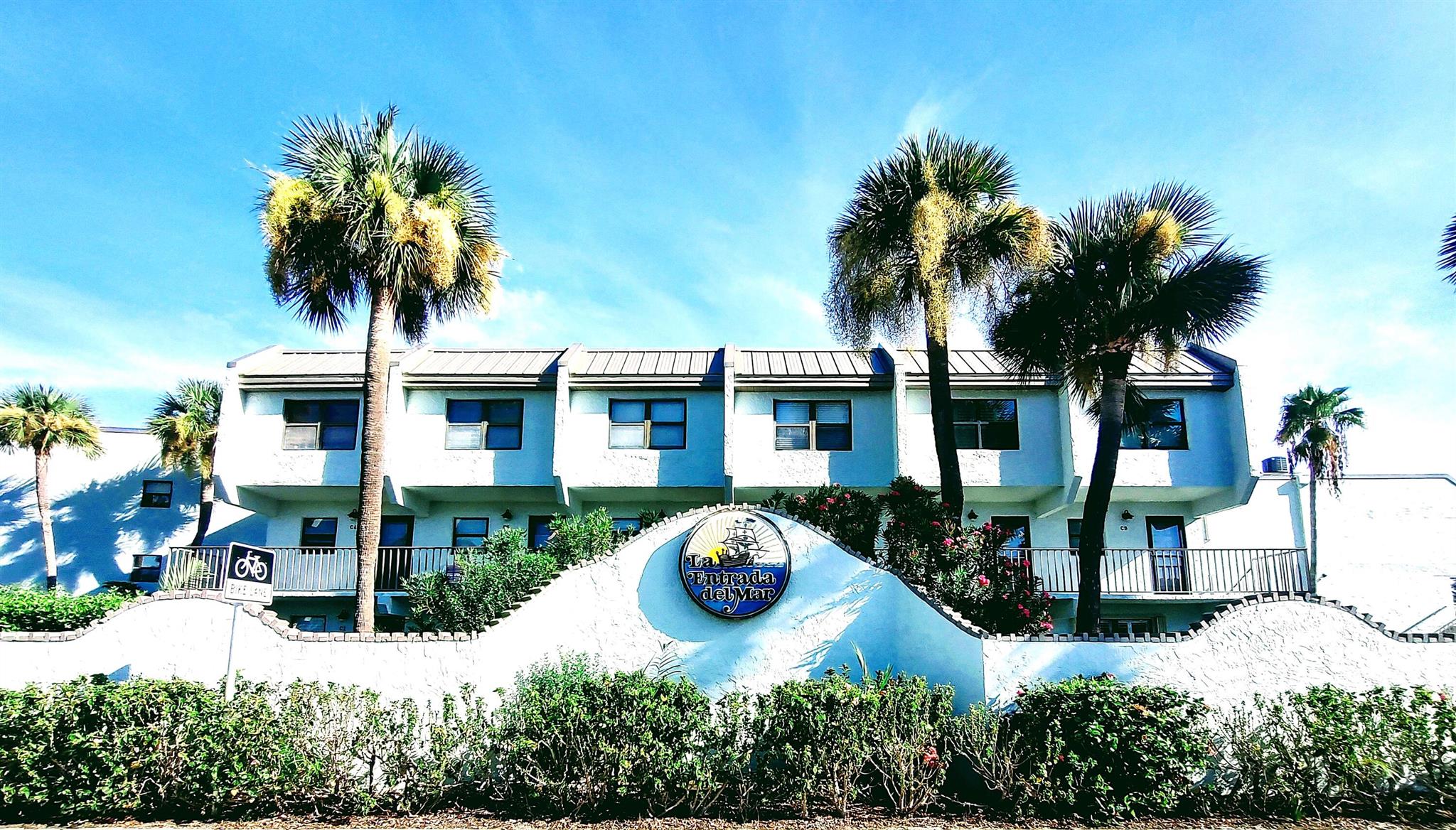 Lovely 2/1.5 Corner unit with Views of Inlet, Heated Swimming Pool and Club House. This well appointed condo features 2 screened-in Balconies, Accordion Storm shutters, Brand New A/C and Assigned Parking. Nearby shopping, banking, fine dinning, live entertainment & excellent fishing and water sports.