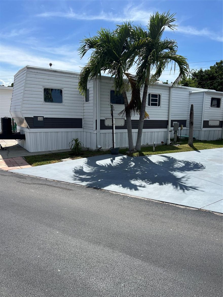 ~Big O RV Resort~ 2005 Gulfstream coach RV. 2 Bed 1 bath perfect for that winter home in sunny Okeechobee, FL. Big O RV resort has a huge clubhouse & heated pool. Bring your boat, boat ramp right around the corner. All measurements are approximate- measure for exact.
