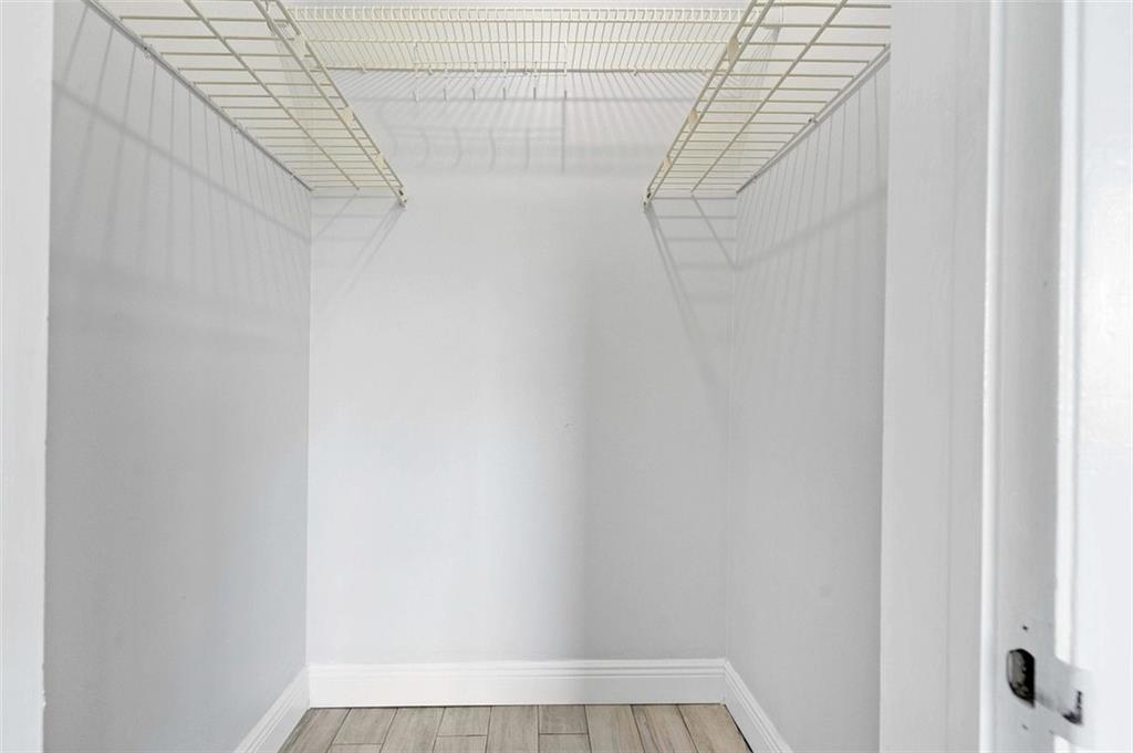 CRYSTAL LAKE - Residential