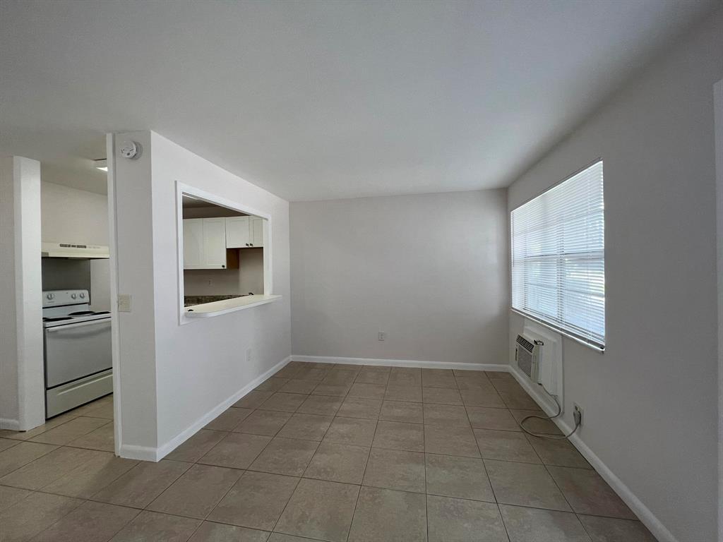 Spacious 1/1 apartment with tile throughout. The rent includes water, sewer and trash. Apartment is within walking distance to Lake Osborne, the Lake Worth train station and Shopping nearby. Lake Worth Beach and Downtown are minutes away!